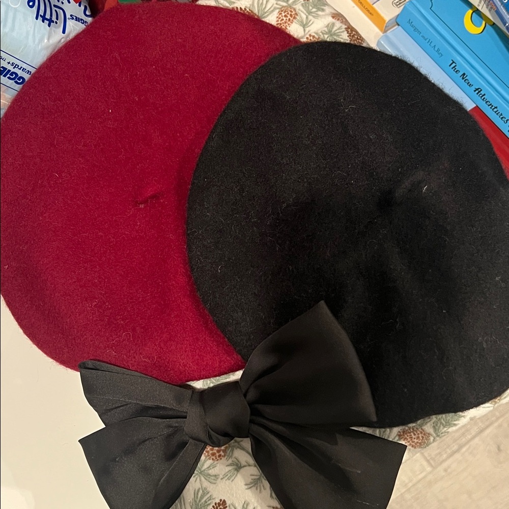 Black and Red Beret Set